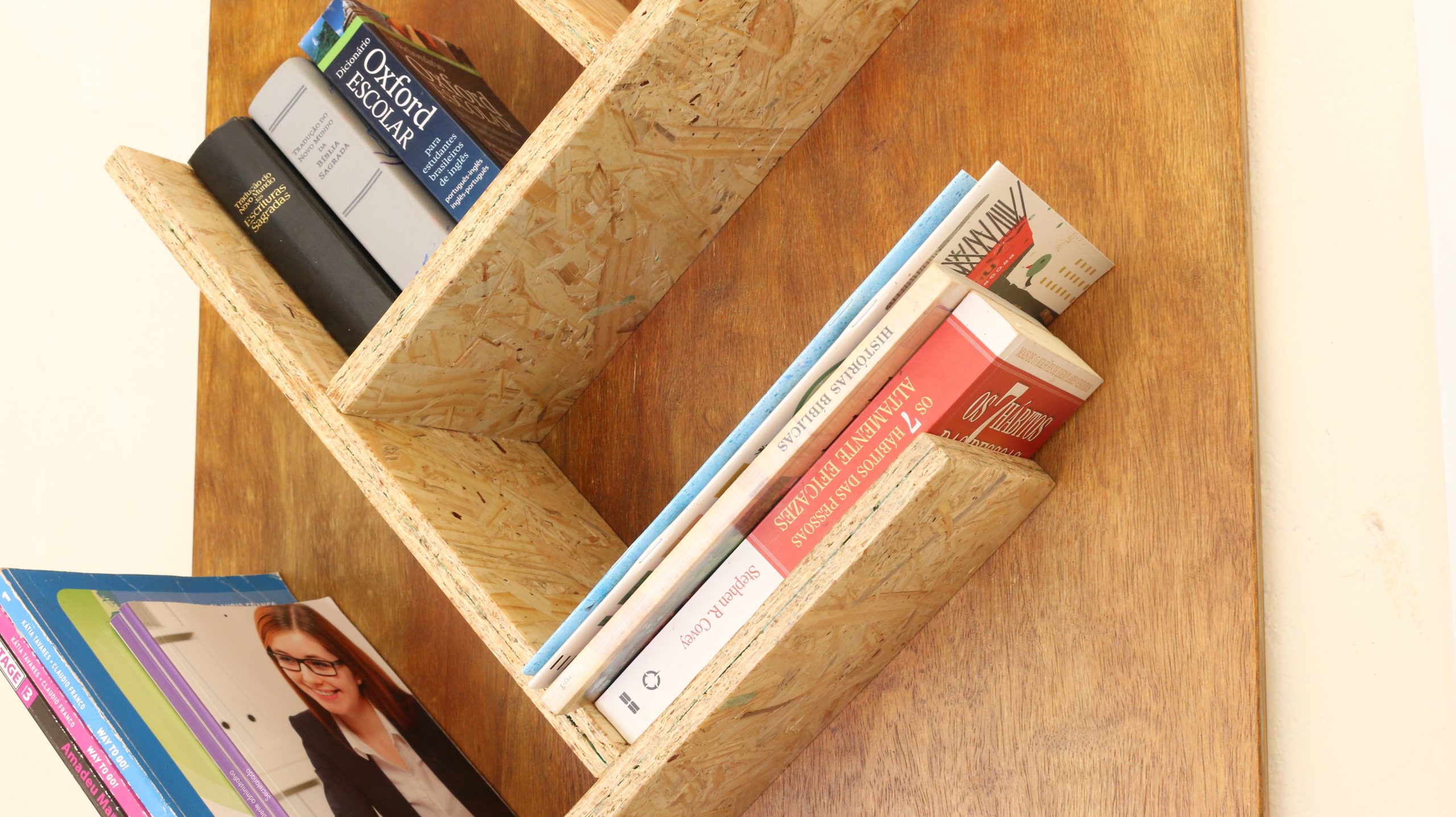 Estande de parede para livros