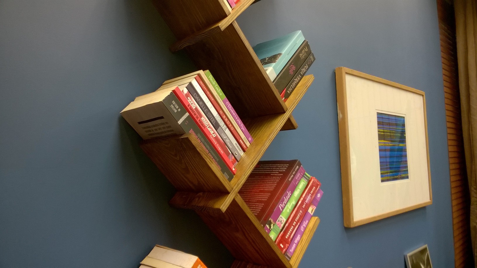 Estante de parede para livros destaque na Globo